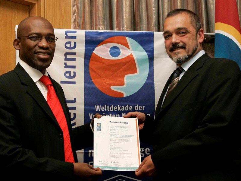 Unesco award handed to Prof. Thandwa Mthembu, Vice-Chancellor and Principal by Prof. Ulirich Holzbaur, Visiting CUT Professor.